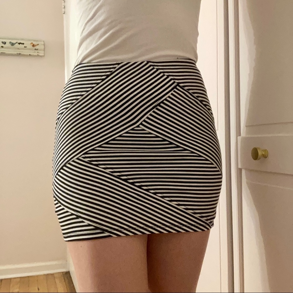 Diagonal Zig Zag Black White Striped Pencil Skirt